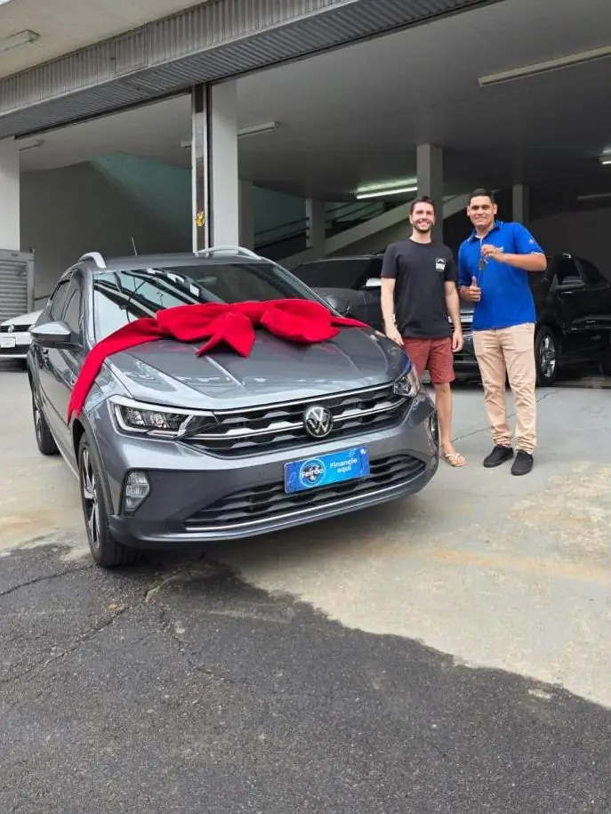 Lucas entregando a chave de um Volkswagen Nivus