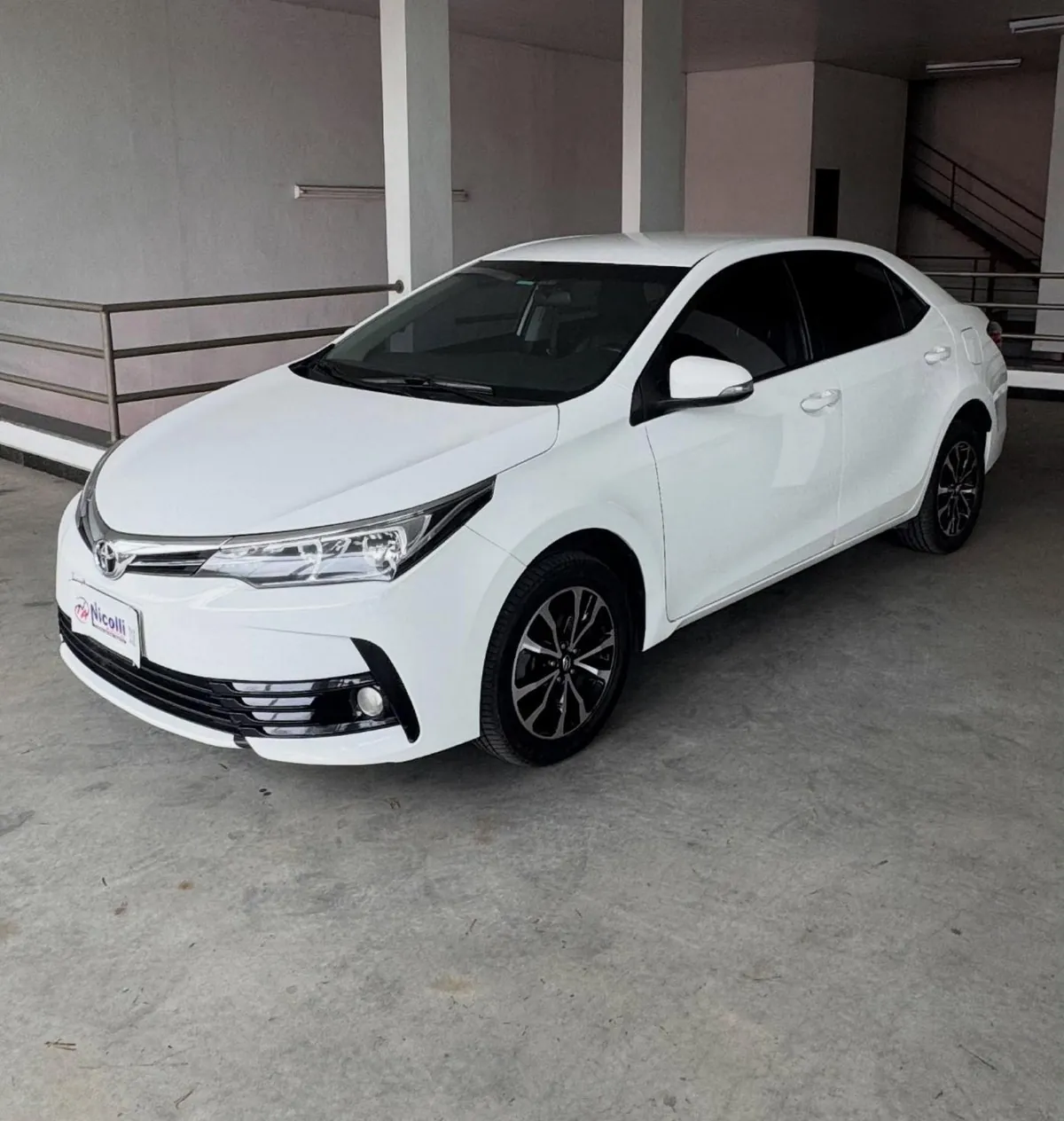 Toyota Corolla GLi 2017/18 branco, foto do estoque da Nicolli Autocar